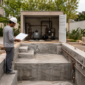 Obra de piscina residencial em construção com profissional conferindo o projeto hidráulico em Goiânia