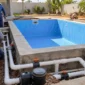 Construção de piscina com tubulações hidráulicas e dispositivos de retorno no Jardim das Esmeraldas, Goiânia
