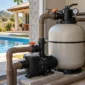 Filtro de areia, motobomba, manômetro, válvulas e tubulações em casa de máquinas de piscina residencial em Itajá