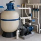 Casa de máquinas com filtro de areia, bomba, válvulas e tubulação de PVC para piscina