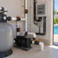 Filtro de areia, bomba, registros e quadro elétrico em casa de máquinas de piscina