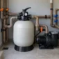 Filtro de areia bomba manômetro registros e tubulações na casa de máquinas de piscina