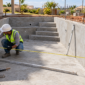 Técnico medindo a estrutura de uma piscina em construção no Jardim Itapuã, Aparecida de Goiânia