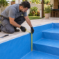 Técnico medindo piscina de vinil azul antes da troca do revestimento em Damianópolis