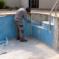 Profissional medindo uma piscina preparada para troca de vinil no Jardim Canadá, Aparecida de Goiânia