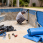 Profissional medindo o interior de uma piscina com vinil removido antes da troca no Jardim Itamaraty, Aparecida de Goiânia