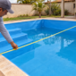 Profissional medindo piscina de vinil azul antes da troca do revestimento em Montividiu do Norte