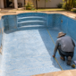 Profissional medindo o interior de uma piscina para troca de vinil em Caldazinha