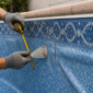Técnico medindo piscina antes da troca do revestimento vinílico em Goiandira