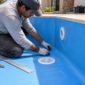 Medição e avaliação do revestimento de vinil antes da troca em uma piscina de Rio Quente
