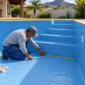 Técnico medindo o revestimento de vinil de uma piscina com degraus no Setor Madre Germana, Aparecida de Goiânia