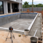 Piscina residencial em construção no Setor Conde dos Arcos, Aparecida de Goiânia, com estrutura, medição e preparação do acabamento