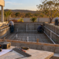 Obra de construção de piscina de alvenaria com armação e tubulação hidráulica em Santa Rita do Araguaia