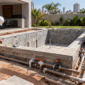 Obra residencial de piscina em construção com tubulações hidráulicas no Cidade Jardim, Goiânia