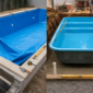 Piscina de vinil e piscina de fibra em comparação durante a obra: liner sendo instalado e casco pré-fabricado sendo assentado