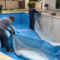Remoção técnica do vinil antigo de uma piscina para substituição