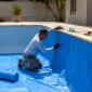 Técnico medindo o vinil de uma piscina durante a troca no Parque Tremendão, Goiânia