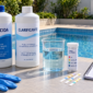 Algicida e clarificante para piscina lado a lado, com recipiente de teste e tiras de medição da água.