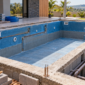 Estrutura de alvenaria e hidráulica de piscina em construção em Santa Isabel