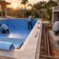 Técnico conferindo tubulações registros e pré-filtro de piscina em Goiânia